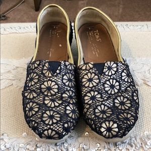 Lace atoms in gold and navy